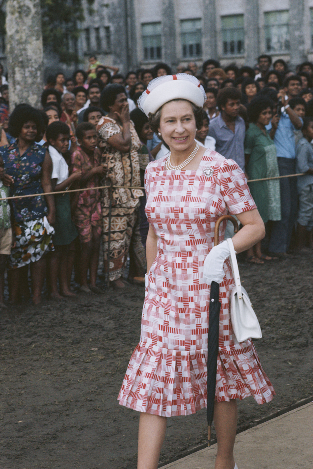 Queen Elizabeth II dons a geometric print dress for a visit to Fiji during her 1977 Jubilee tour. Photo / Getty Images