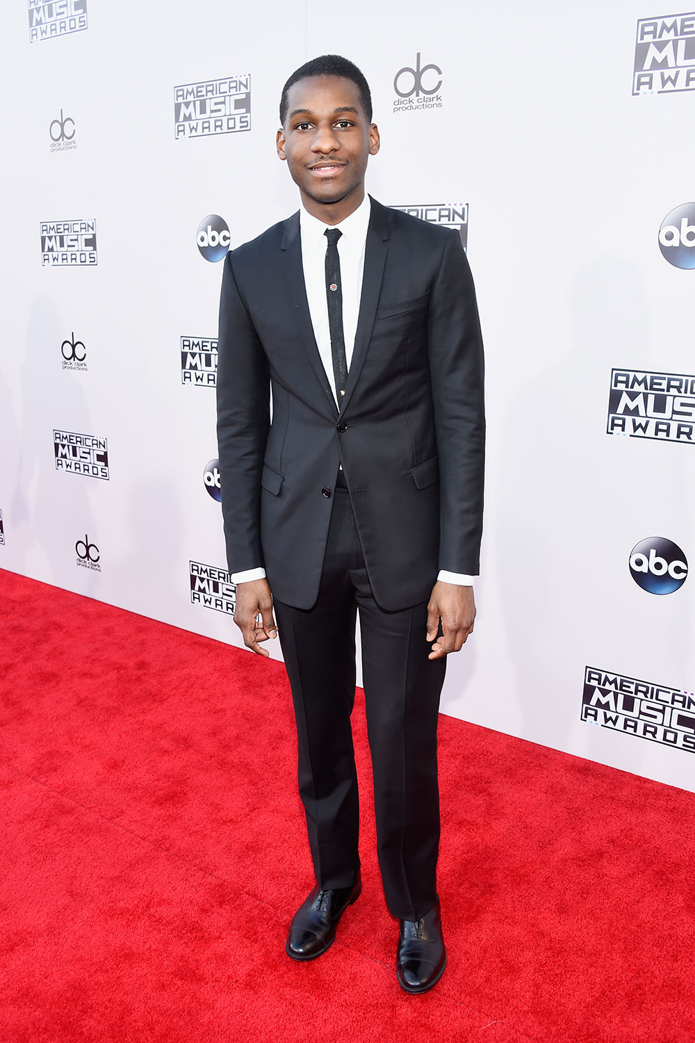 Leon Bridges pairs a black suit with a skinny tie in a shoutout to his homestate of Texas.