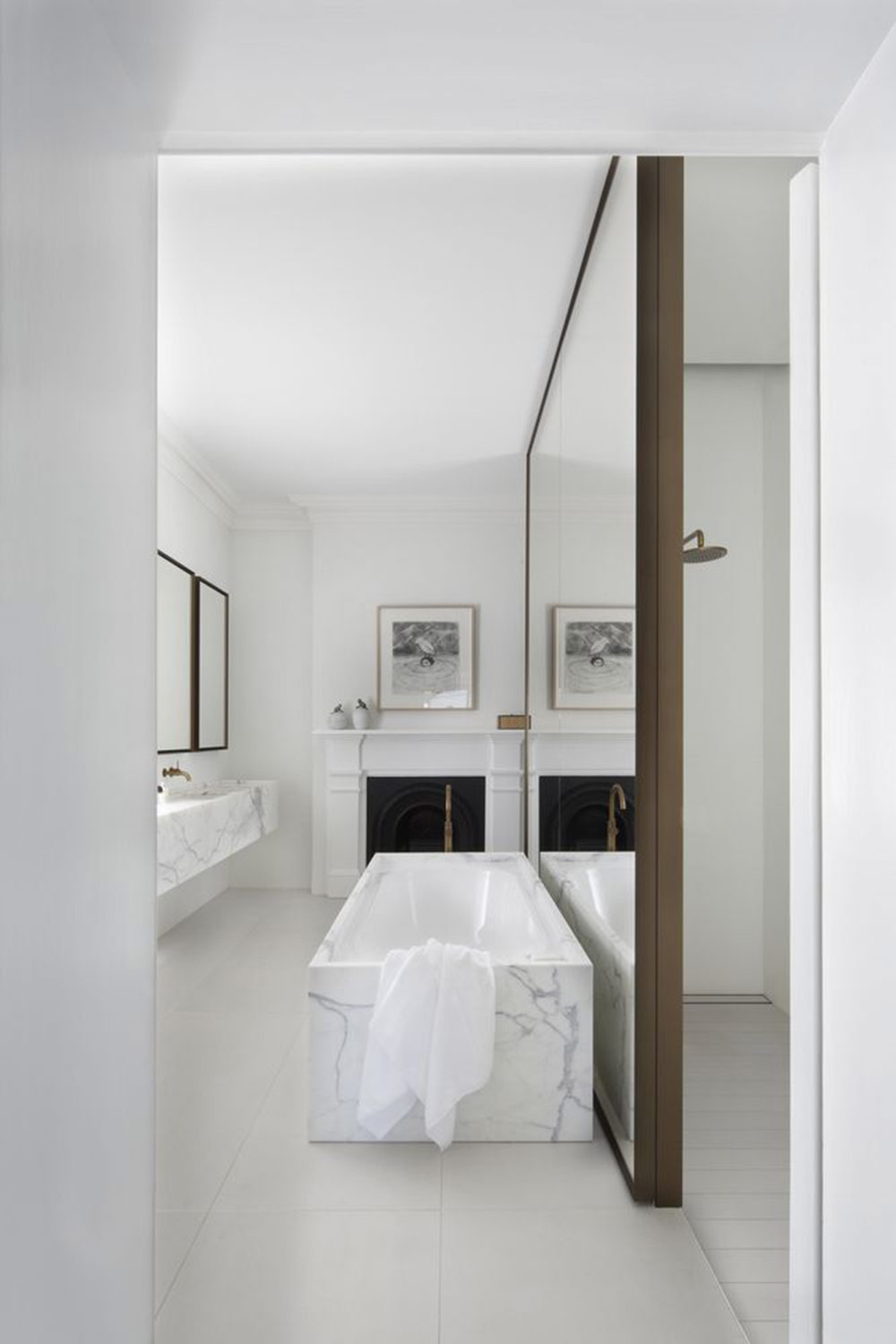 Marble bath with large mirrored dividing wall