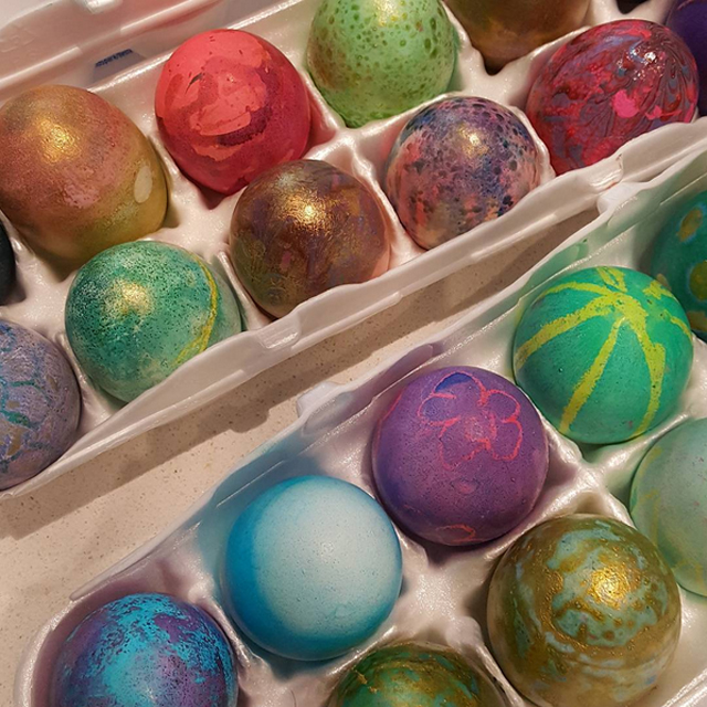 Sarah Jessica Parker decorated Easter eggs with her children over the holiday.