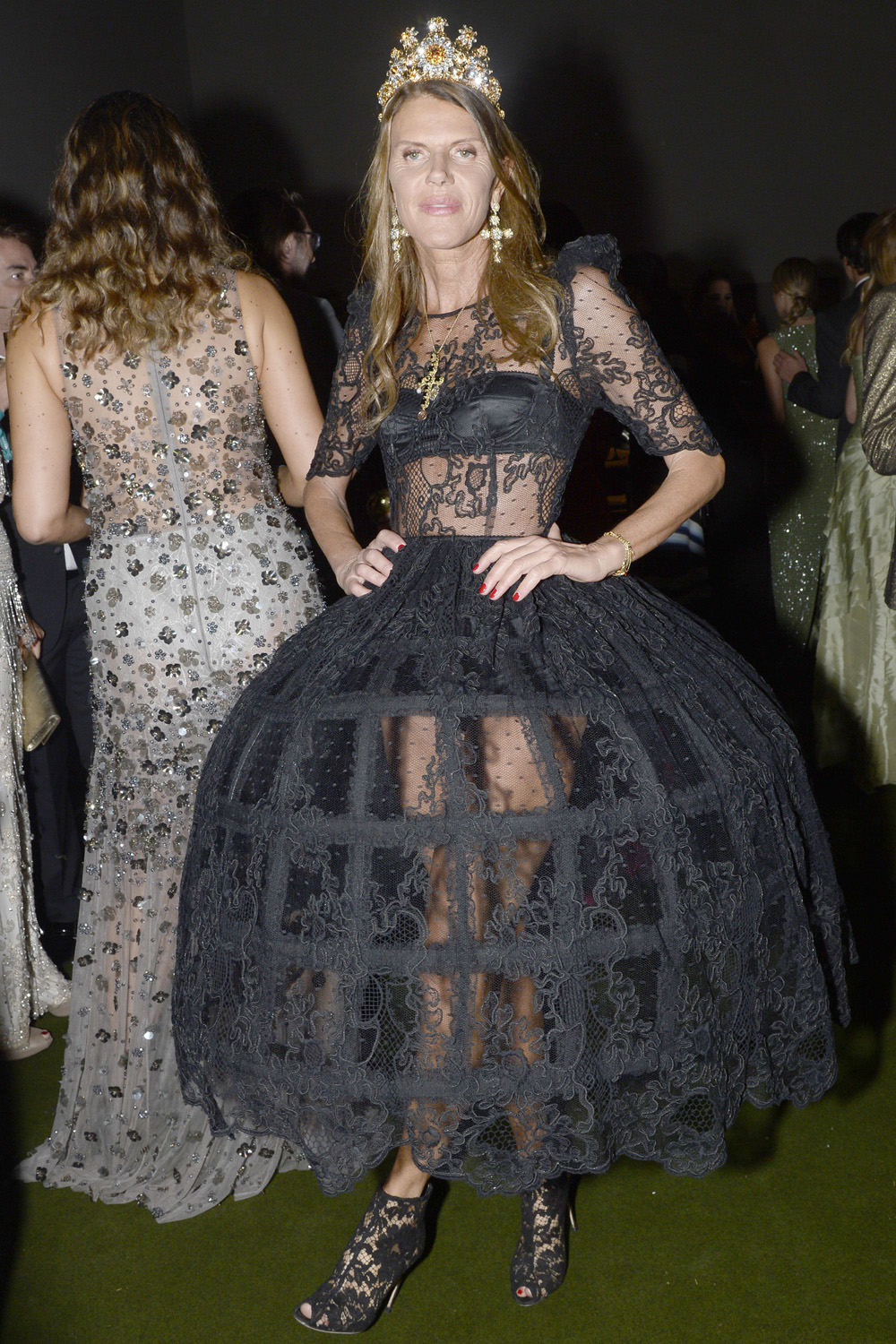 Larger than life fashion editor Anna Dello Russo looks incredible in Dolce & Gabbana at the 2016 amfAR Gala.