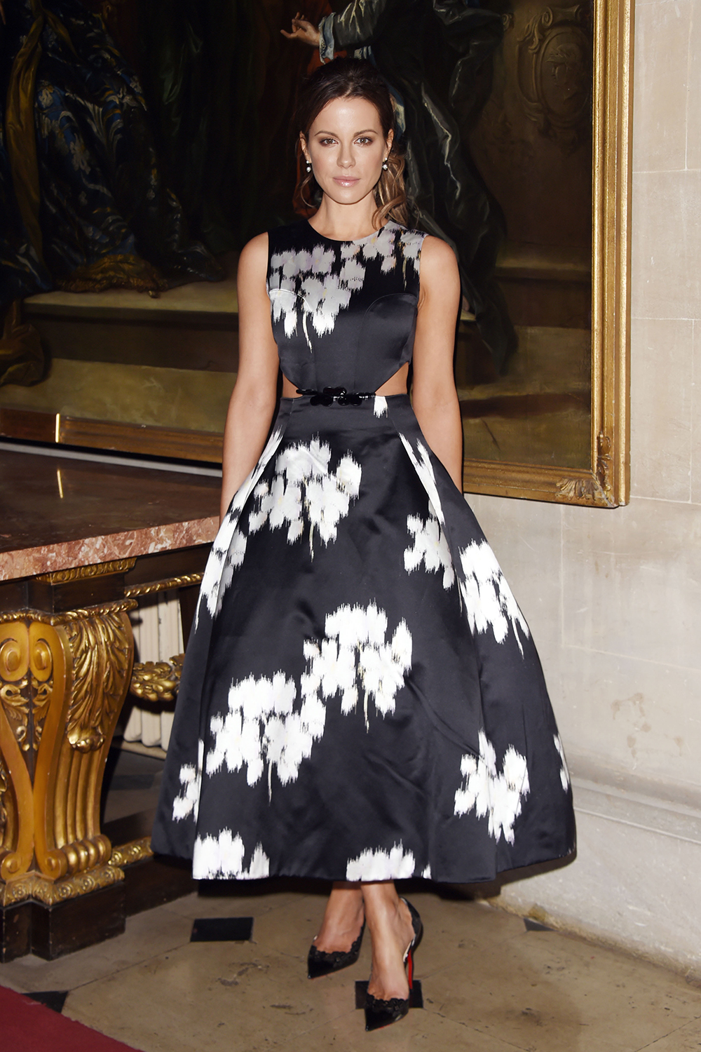 Kate Beckinsale is a classic English rose in a stunning monochrome floral Dior dress at 2017 Cruise collection presentation at Blenheim Palace in the UK.