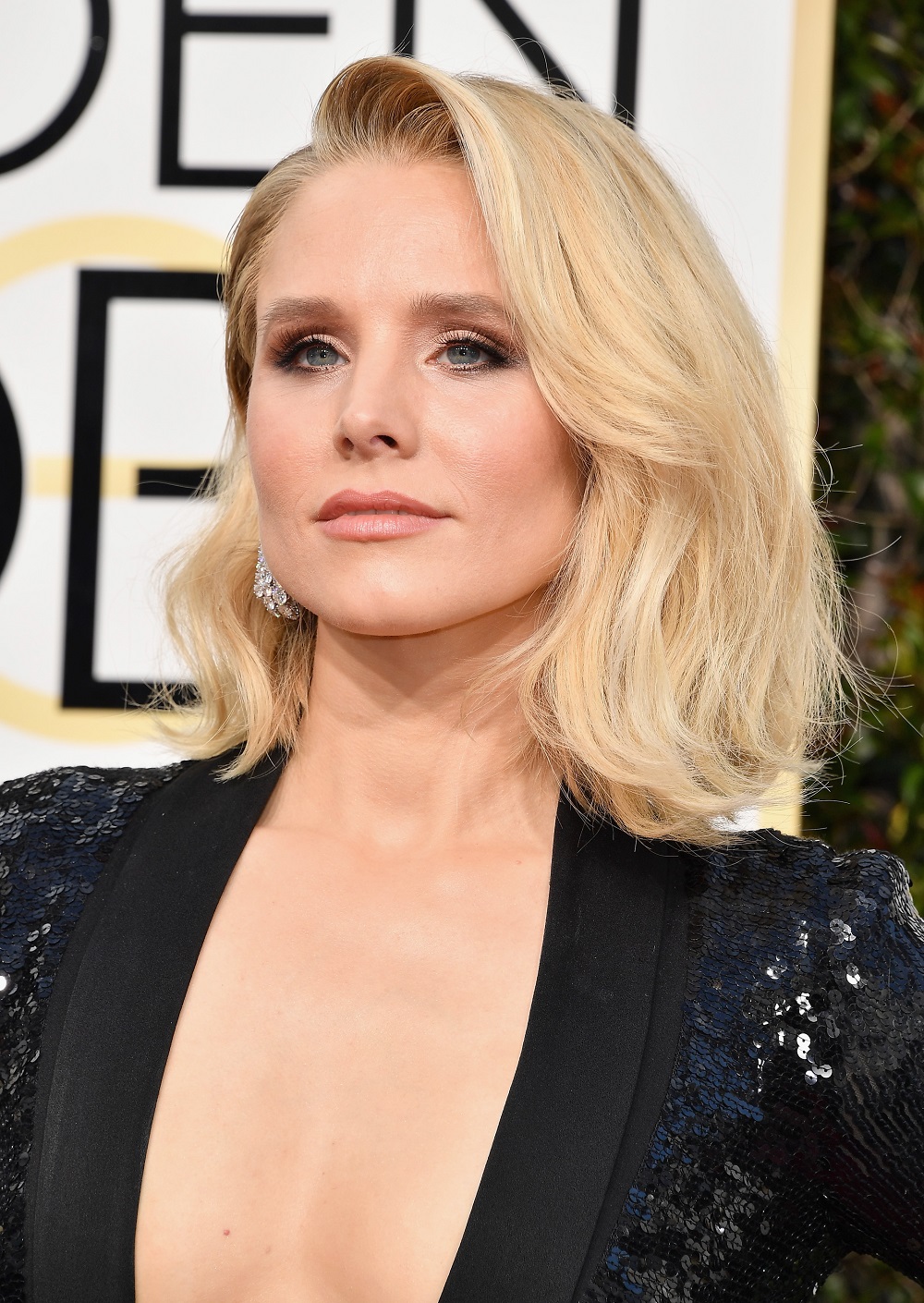 Kristen Bell attends The Weinstein Company and Netflix Golden Globe Party wearing a wavy bob hairstyle.
