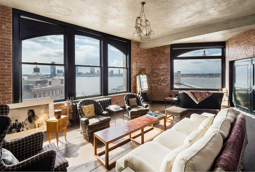 The warm and characterful living area looks directly out of the Hudson River and city skyline.