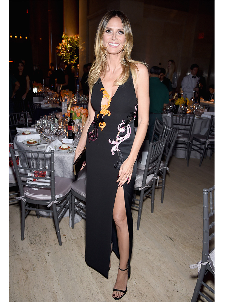 Heidi Klum wore the most minimalist Versace gown possible to the amFAR gala. And still looks amazing.