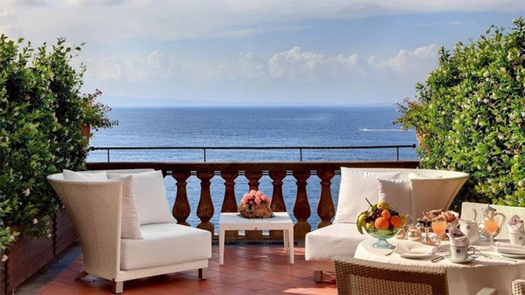 A single night in a suite at the Grand Hotel Excelsior Vittoria costs around US$1800. Photo: Distinctive Assets.