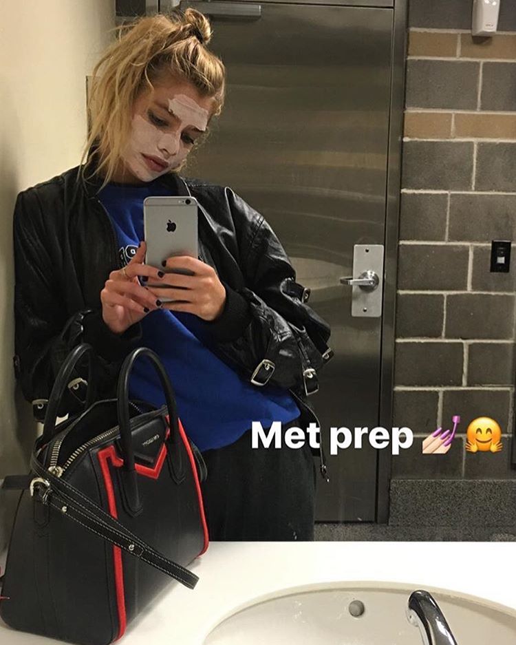 It's sheet mask central on Met Gala day. Stella Maxwell posts a selfie on Snapchat as she gets ready.