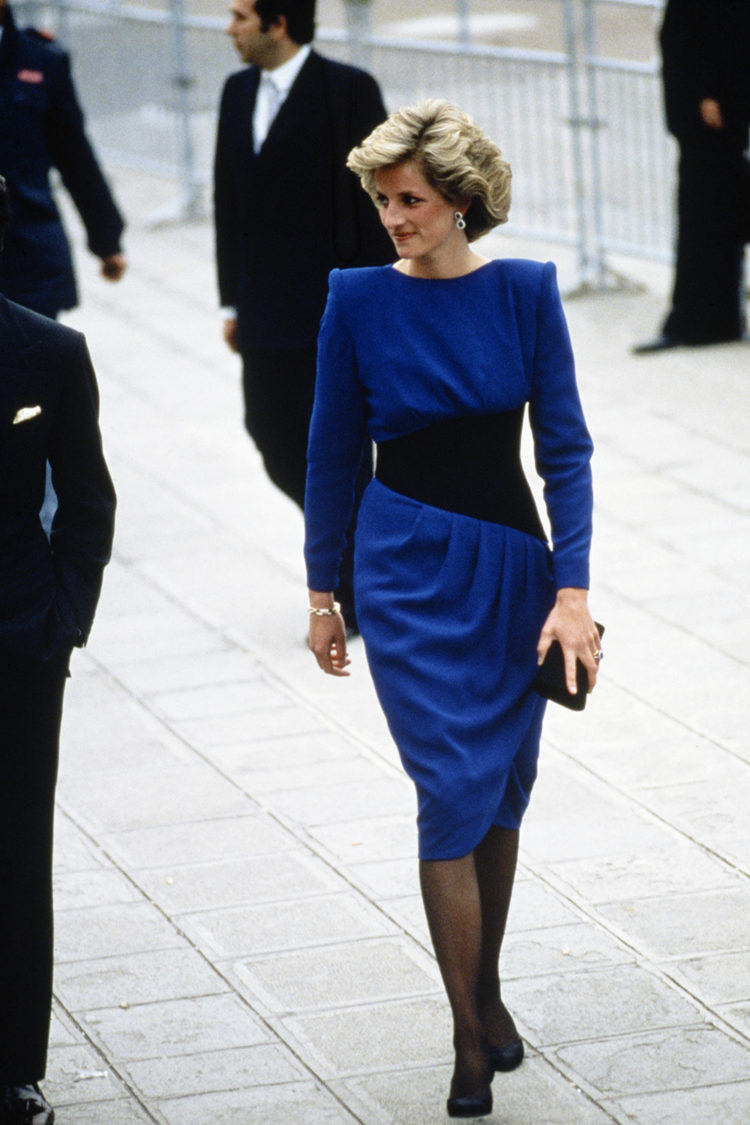 5 mai 1985 - La princesse Diana lors d'une visite à Venise portant une robe Bruce Oldfield.