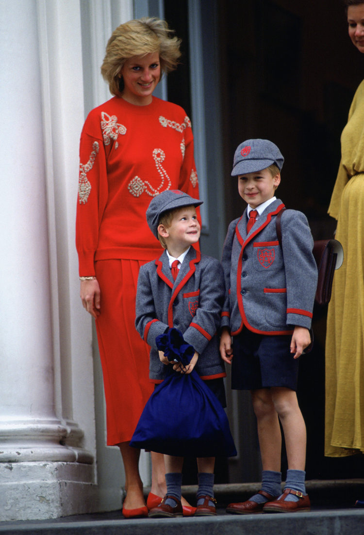 11 septembre 1987 - La princesse Diana se tient avec ses deux fils, le prince William et Harry le premier jour d'école d'Harry à Notting Hill, Londres.