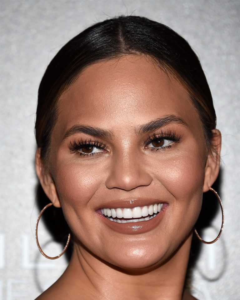 Chrissy Teigen's lazy-girl makeup hack - Miss FQ