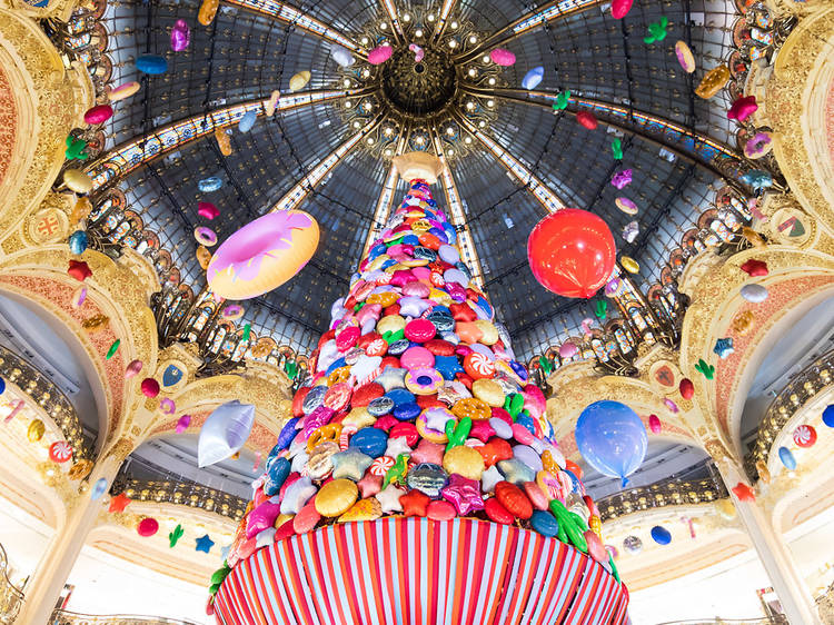 This year the Christmas decorations at Paris shopping centre Galeries Lafayette are funhouse themed, complete with a Christmas tree made up of cuddly toys and balloons!