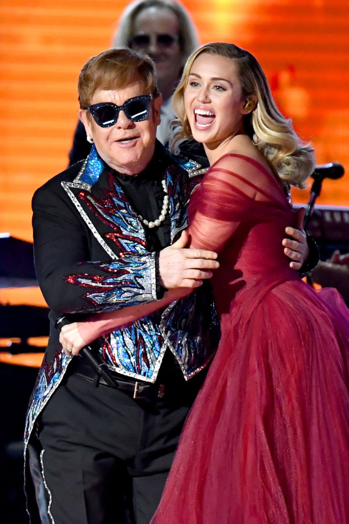 NEW YORK, NY - JANUARY 28: Recording artists Elton John (L) and Miley Cyrus perform onstage during the 60th Annual GRAMMY Awards at Madison Square Garden on January 28, 2018 in New York City. (Photo by Jeff Kravitz/FilmMagic)