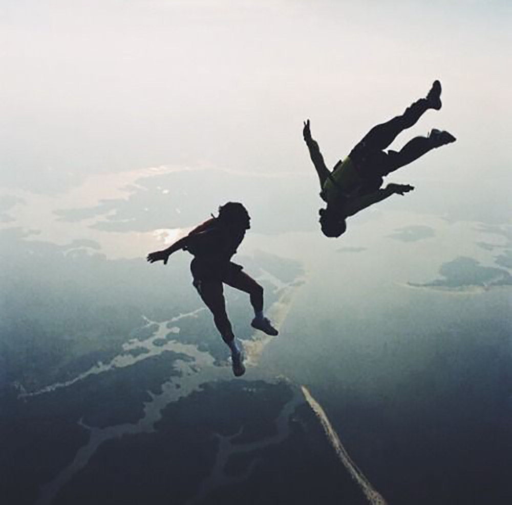 unexpected-and-memorable-Valentine's-Day-activities-sky-diving