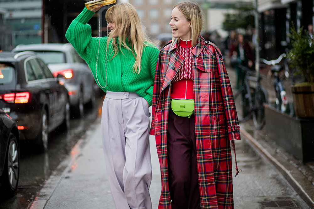 how-to-wear-green-1 Green sweaters standalone as a hero piece in any outfit, but if you're not quite ready to commit, why not introduce a green belt bag, clutch or wallet? 