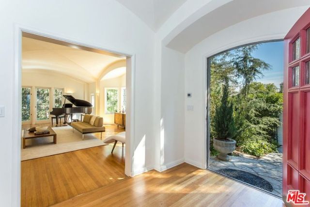 The interior of Leonardo DiCaprio's newest $7 Million California Estate is unreal