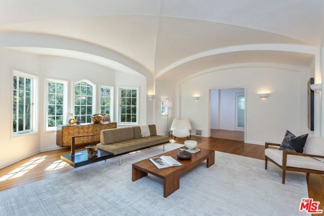 The interior of Leonardo DiCaprio's newest $7 Million California Estate is unreal