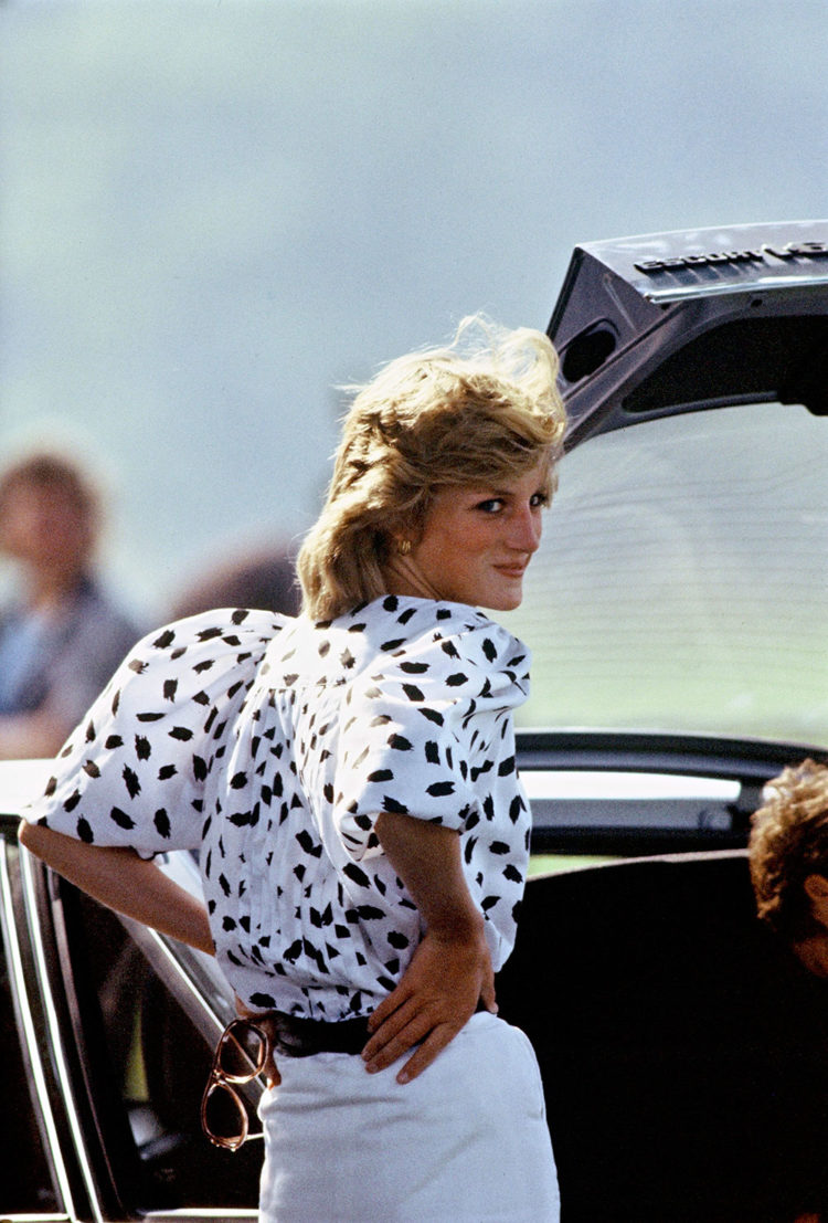 1 juin 1983 - La princesse Diana assiste à un match de polo à Windsor avec une blouse noire et blanche.