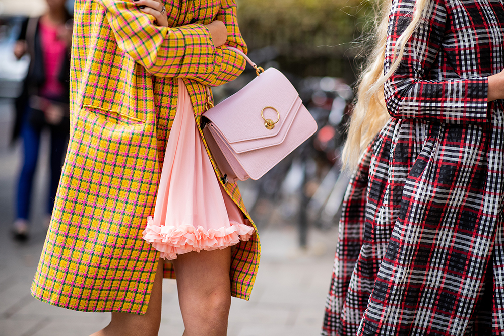 LONDON, ENGLAND - SEPTEMBER 15: A guest wearing pink bag is seen outside ALEXACHUNG during London Fashion Week September 2018 on September 15, 2018 in London, England. (Photo by Christian Vierig/Getty Images)