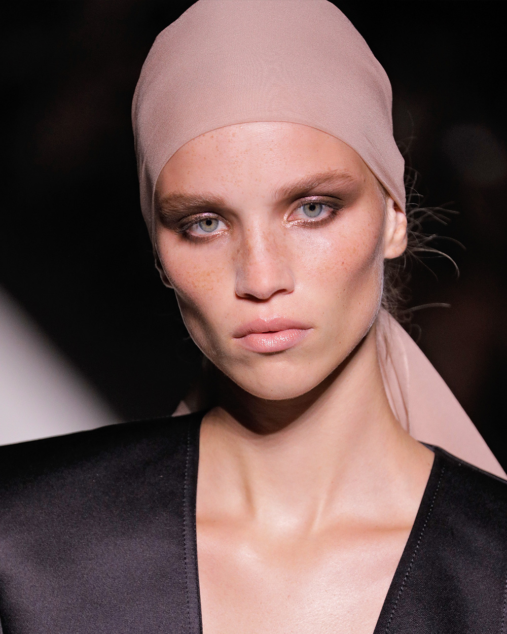 The best beauty looks from NYFW Tom Ford Backstage regular, Diane Kendal created bronze smoky eyes with grunge-inspired eyeliner at Tom Ford this year.