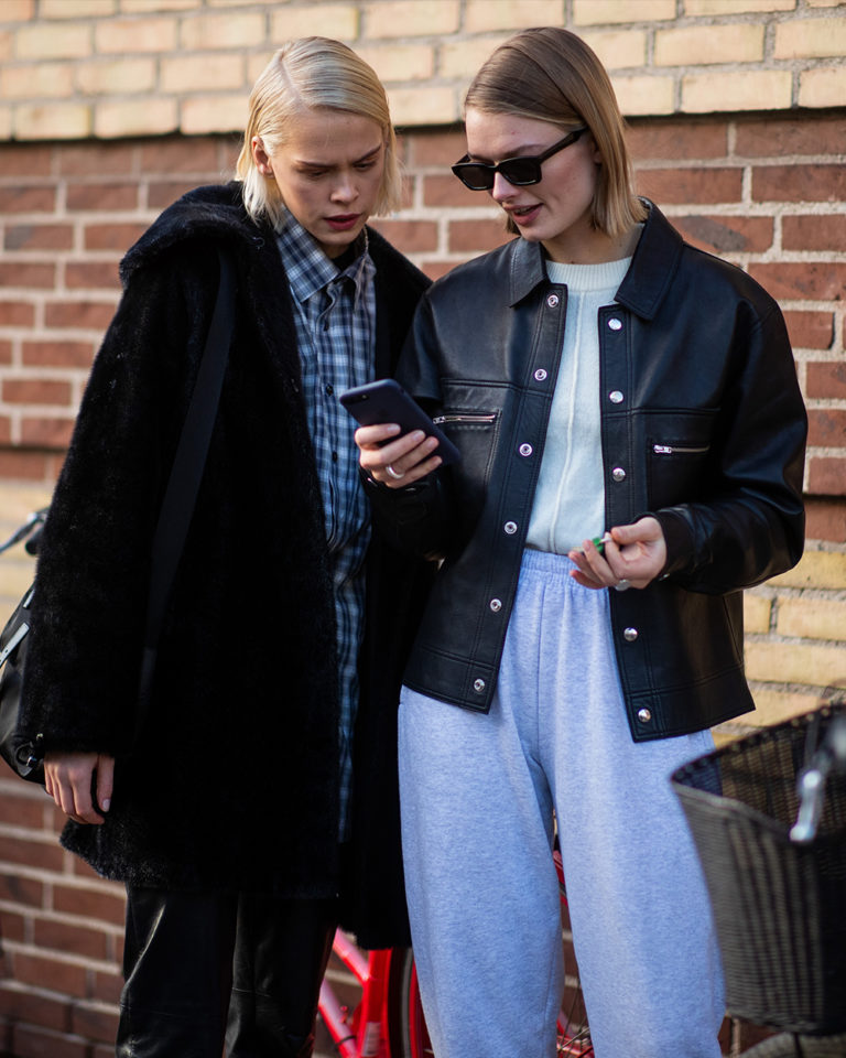 social-media-street-style-phone-envy-spiral_feature_1000x1250