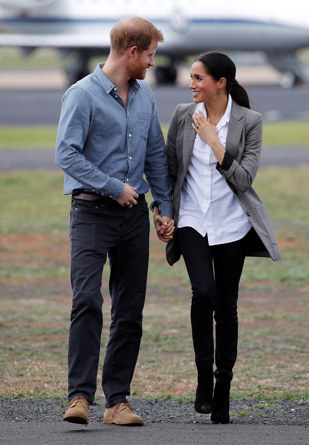 DUBBO, AUSTRALIA - OCTOBER 17: Prince Harry, Duke of Sussex and Meghan, Duchess of Sussex arrive at Dubbo Airport on October 17, 2018 in Dubbo, Australia. The Duke and Duchess of Sussex are on their official 16-day Autumn tour visiting cities in Australia, Fiji, Tonga and New Zealand. (Photo by Phil Noble - Pool/Getty Images)