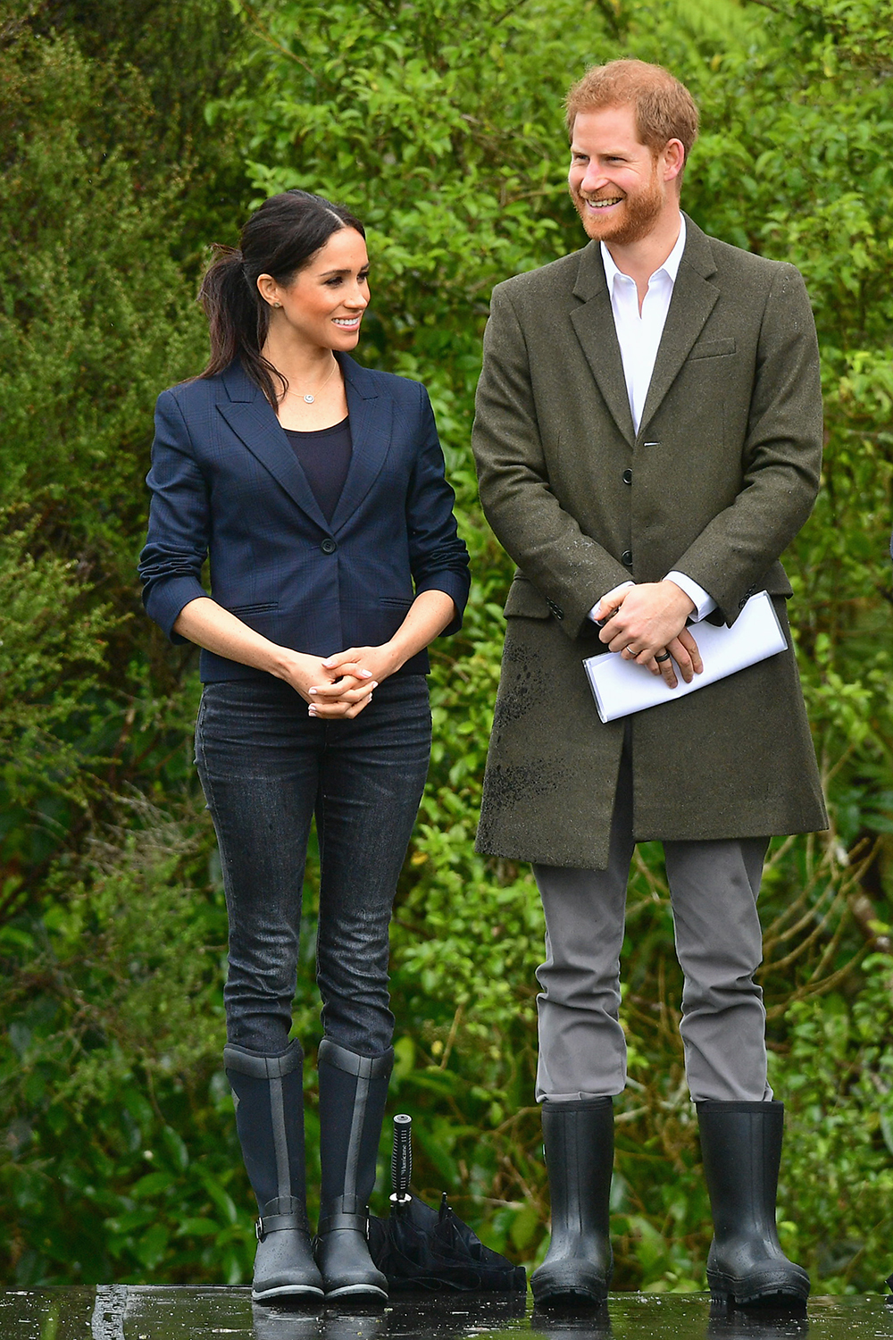 REDVALE, NEW ZEALAND - OCTOBER 30: Prince Harry, Duke of Sussex and Meghan, Duchess of Sussex attend the Unveiling of The Queen's Commonwealth Canopy on October 30, 2018 in Redvale, New Zealand. The Duke and Duchess of Sussex are on their official 16-day Autumn tour visiting cities in Australia, Fiji, Tonga and New Zealand. (Photo by Samir Hussein/Samir Hussein / WireImage)