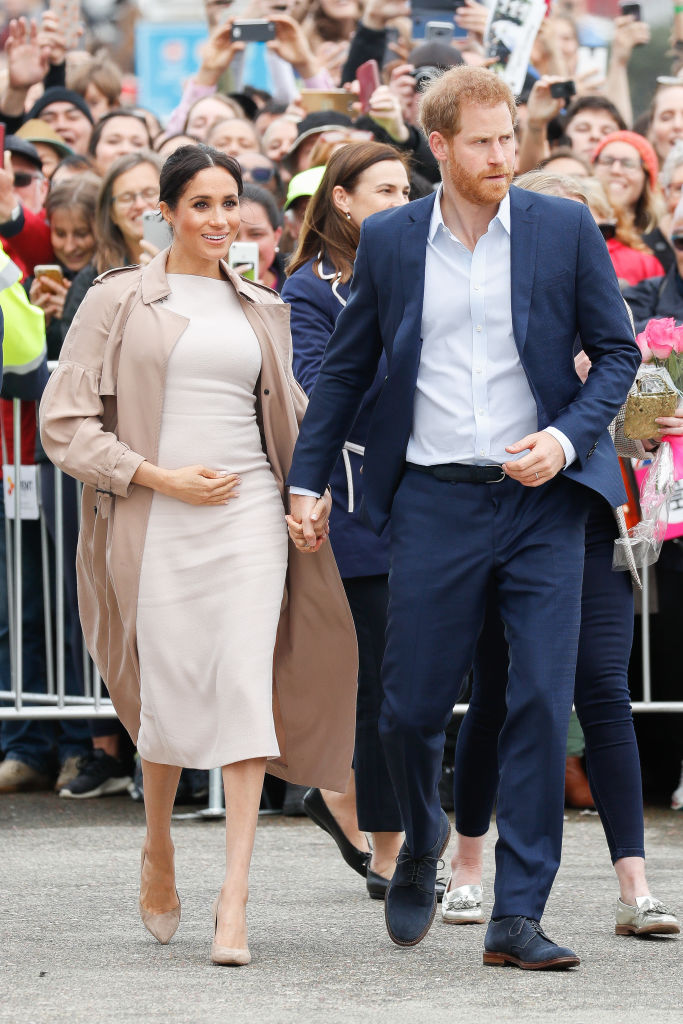 AUCKLAND, NEW ZEALAND - OCTOBER 30: Meghan, Duchess of Sussex seen wlaking holding baby bump whilst Prince Harry, Duke of Sussex andÊMeghan, Duchess of Sussex during the 'Walkabout' on October 30, 2018 in Auckland, New Zealand. The Duke and Duchess of Sussex are on their official 16-day Autumn tour visiting cities in Australia, Fiji, Tonga and New Zealand. (Photo by Chris Jackson/Getty Images)