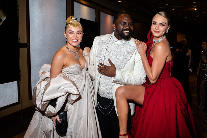 Oscars Best Dressed 2023. Florence Pugh and Cara Delevingne pose for a photo.