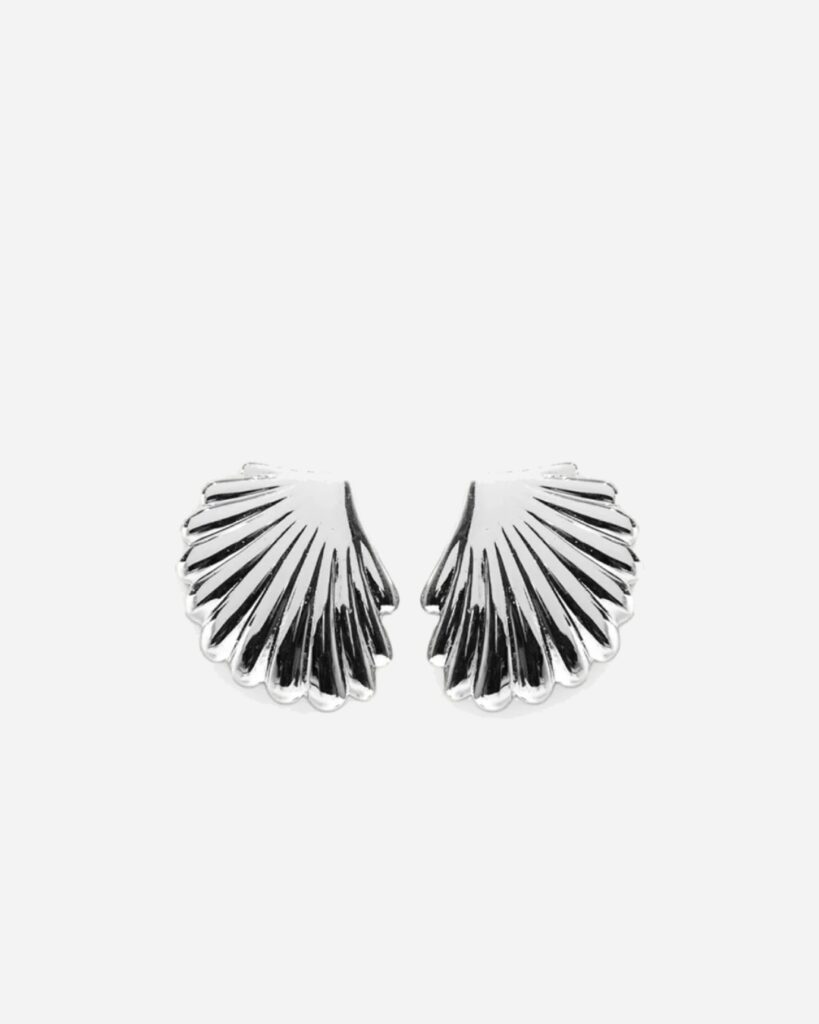 La Tribe ‘Clam’ earring – A single ‘Clam’ earring by La Tribe, offering a minimalistic, modern design with a subtle metallic sheen.