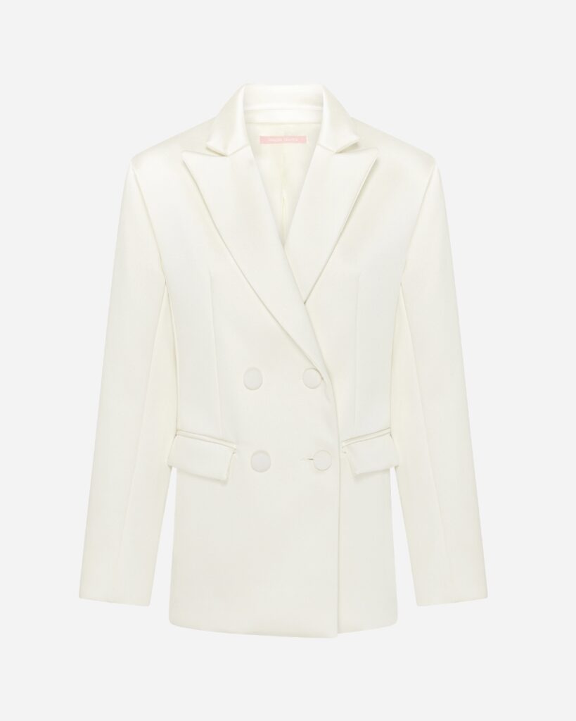 Maggie Marilyn ‘Fine Tailoring’ tuxedo blazer – A sleek, white tuxedo blazer by Maggie Marilyn, offering a sharp, tailored fit with a refined, minimalist design.